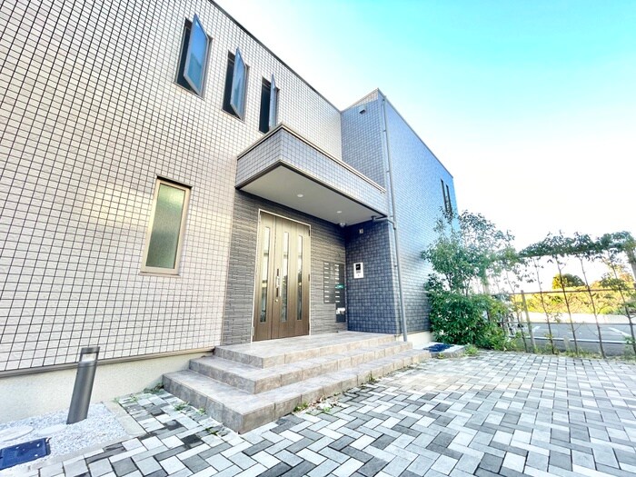 物件外観写真5　(エントランス部分)