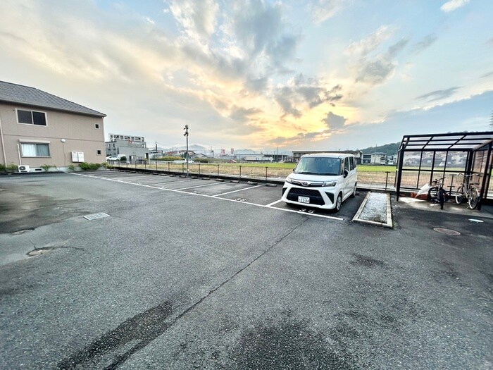 物件外観写真2　(駐車場)