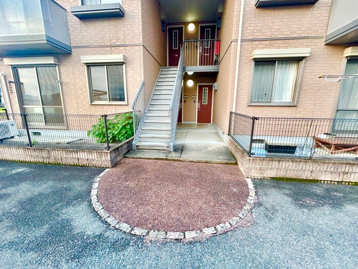 物件外観写真5　(エントランス部分)