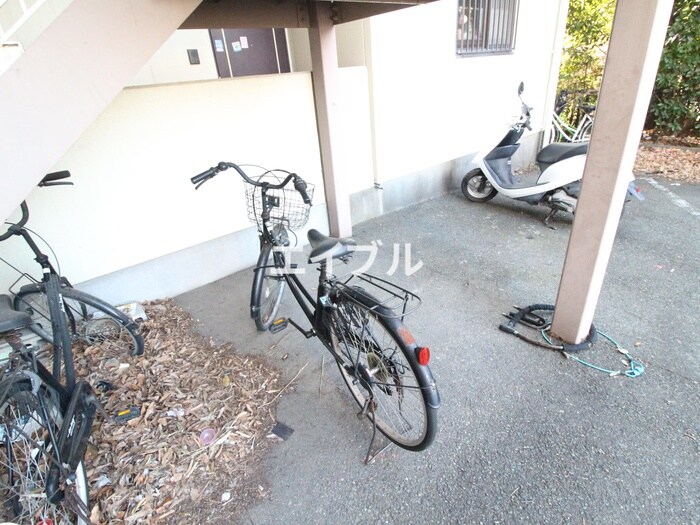 物件外観写真4　(駐輪場)