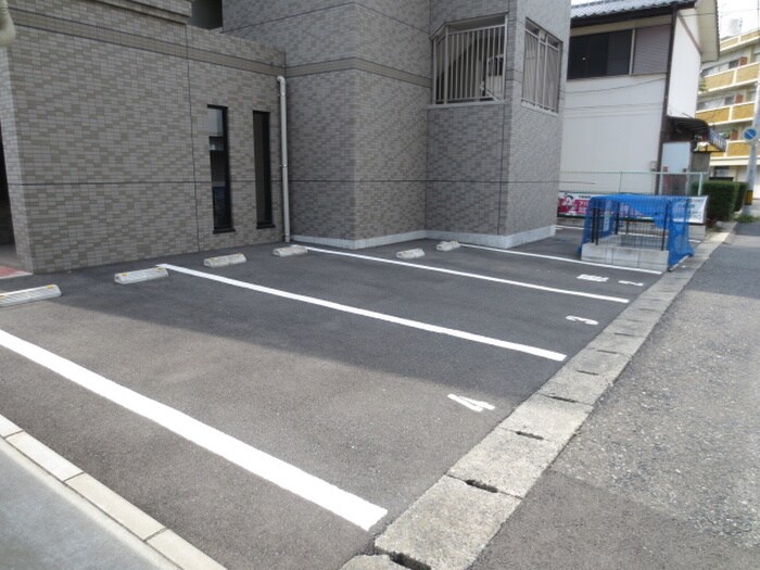 物件外観写真2　(駐車場)