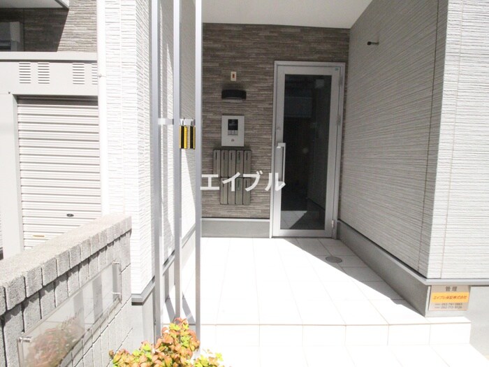 物件外観写真3　(エントランス部分)