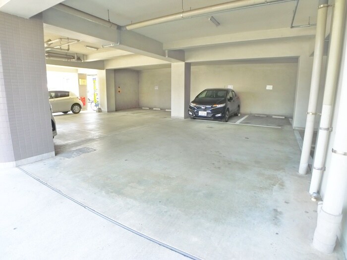 物件外観写真4　(駐車場)