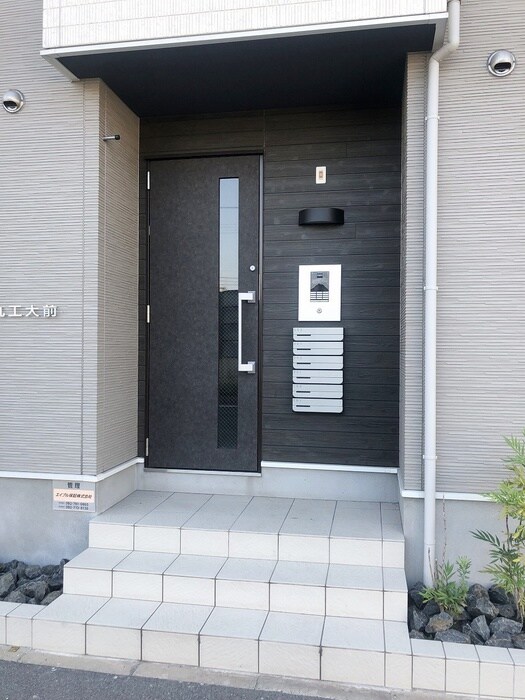 物件外観写真3　(エントランス部分)