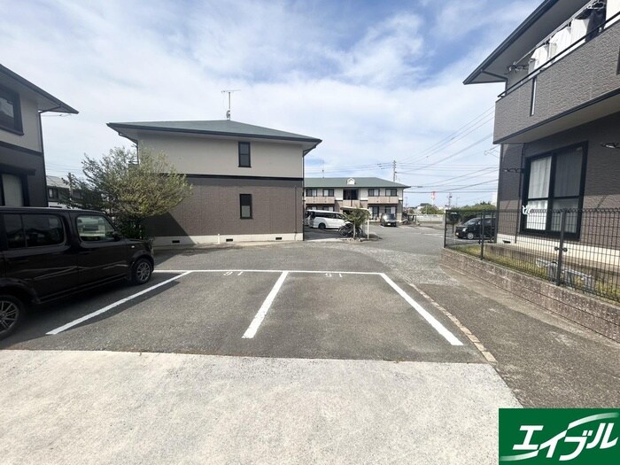 物件外観写真3　(駐車場)