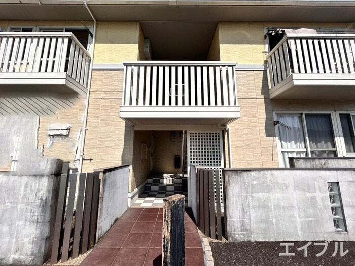 物件外観写真2　(エントランス部分)