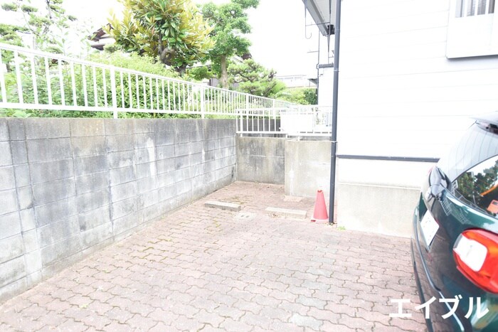 物件外観写真3　(駐車場)