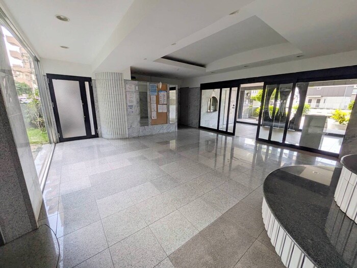 物件外観写真2　(エントランス部分)