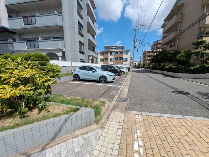 物件外観写真3　(駐車場)