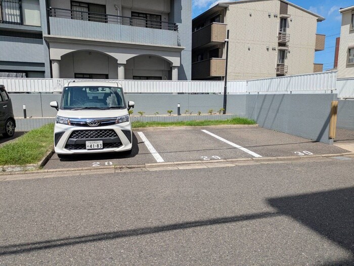 物件外観写真5　(駐車場)