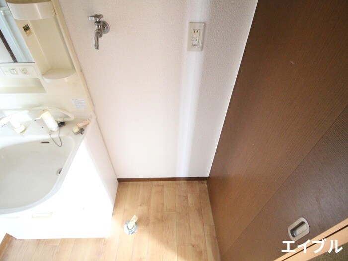 物件内観写真10　(洗濯機置場)