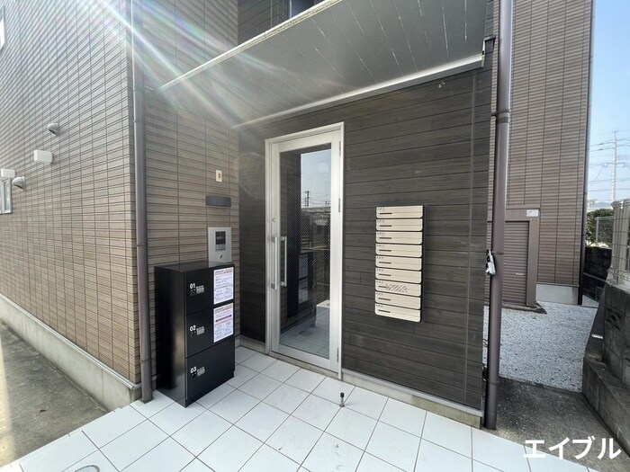 物件外観写真3　(エントランス部分)