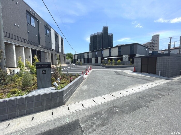 物件外観写真2　(エントランス部分)