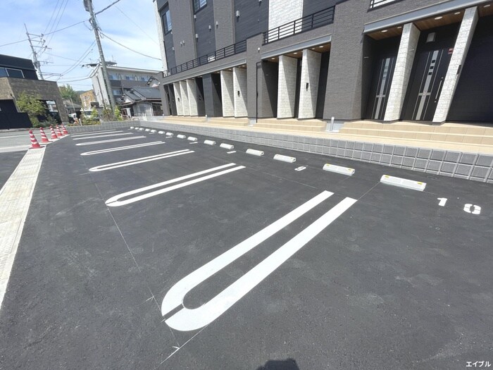 物件外観写真3　(駐車場)