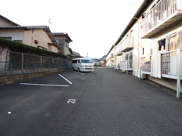 物件外観写真3　(駐車場)