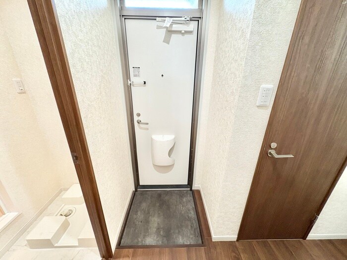 物件内観写真13　(玄関)