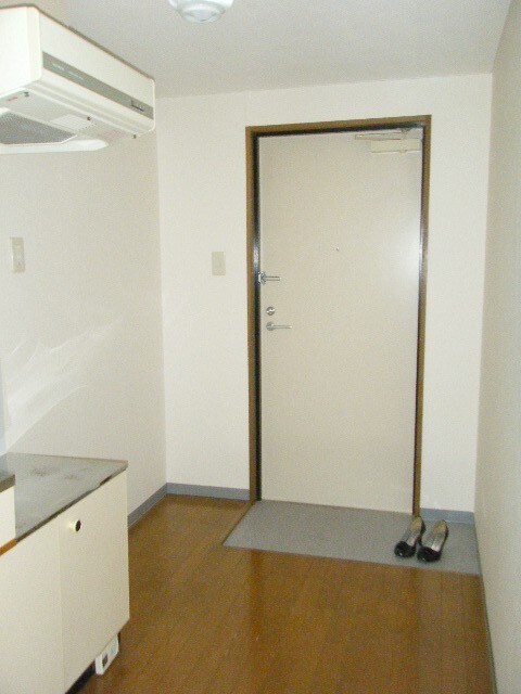 物件内観写真4　(玄関)