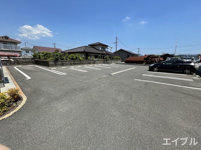 物件外観写真2　(駐車場)