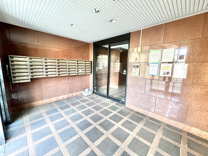 物件外観写真2　(エントランス部分)