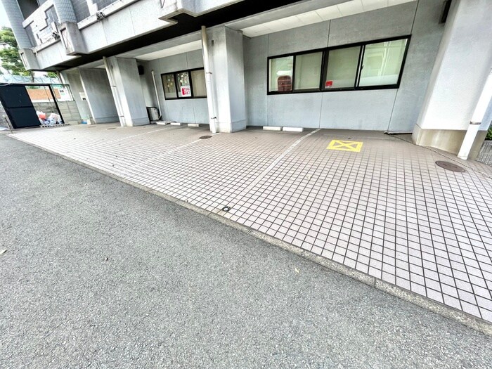 物件外観写真3　(駐車場)