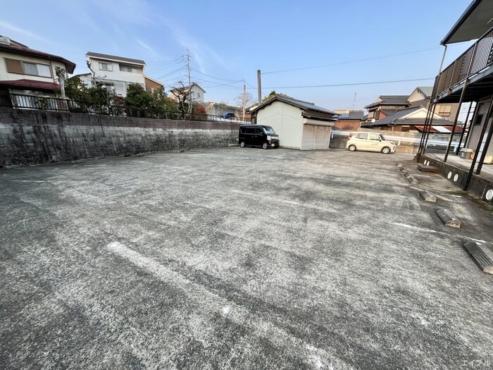 物件外観写真5　(駐車場)