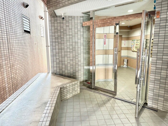 物件外観写真2　(エントランス部分)