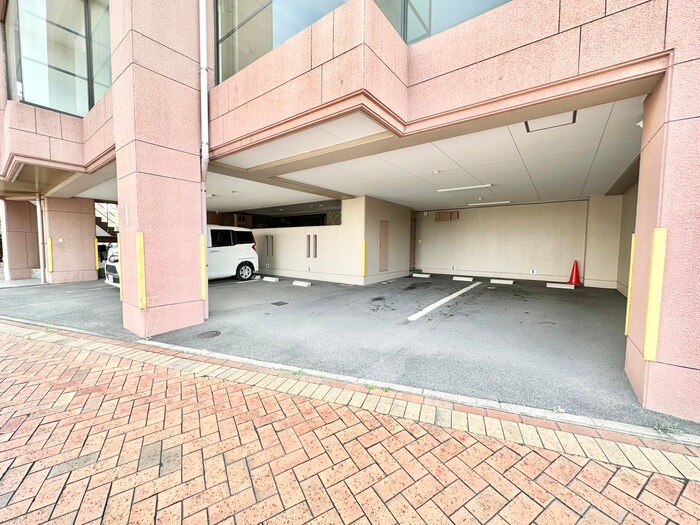 物件外観写真4　(駐車場)