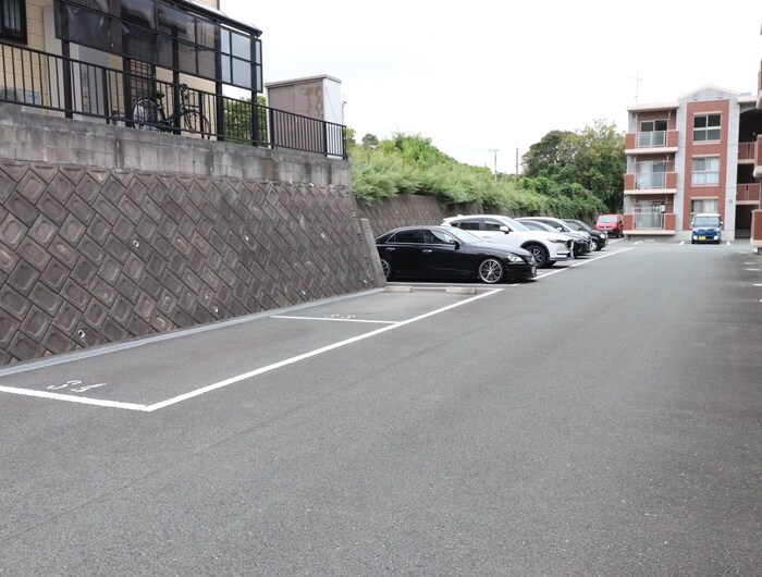 物件外観写真3　(駐車場)