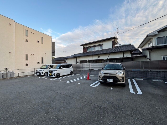 物件外観写真4　(駐車場)