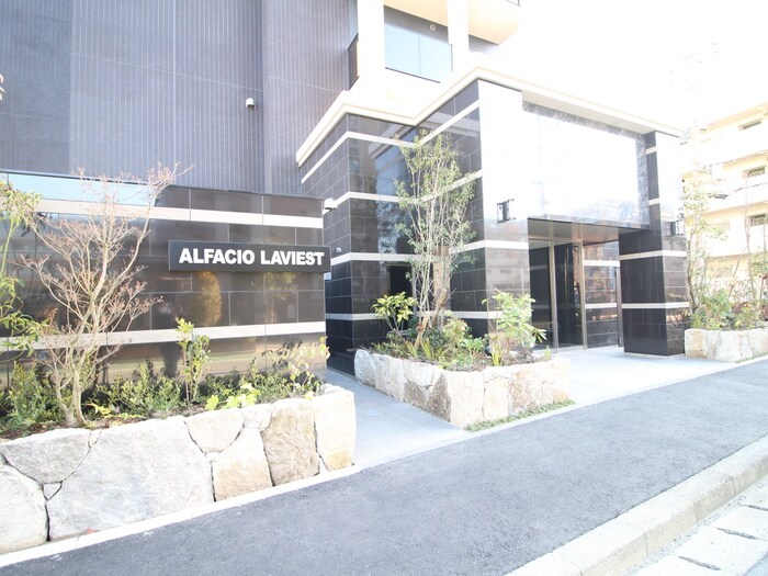 物件外観写真2　(エントランス部分)