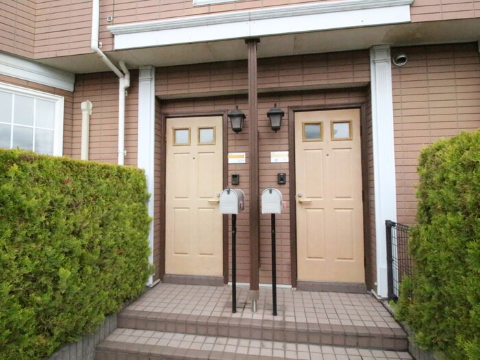 物件外観写真4　(エントランス部分)