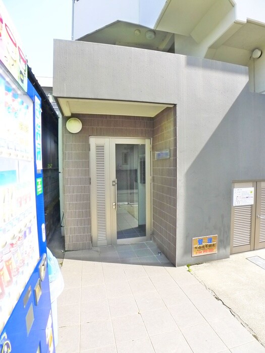 物件外観写真2　(エントランス部分)