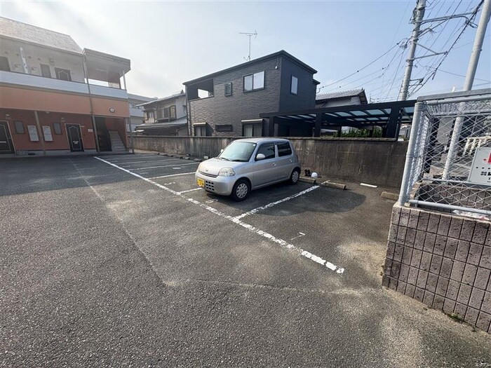 物件外観写真4　(駐車場)
