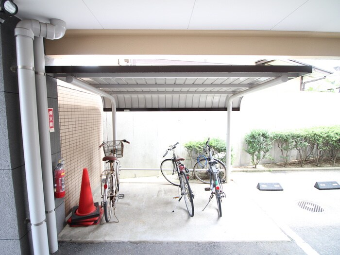 物件外観写真4　(駐輪場)