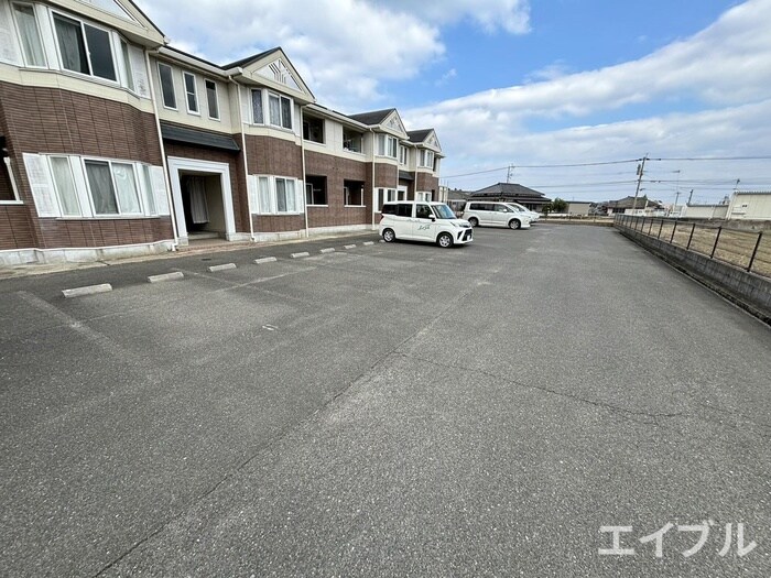 物件外観写真2　(駐車場)