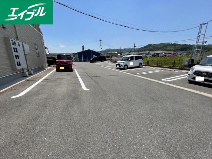 物件外観写真2　(駐車場)