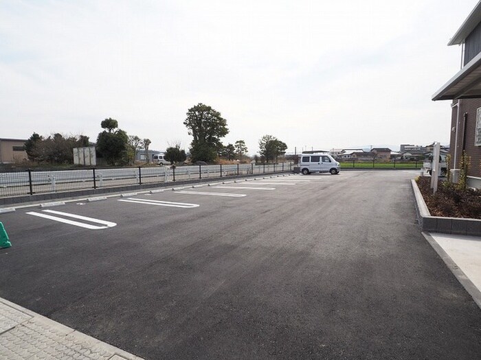 物件外観写真2　(駐車場)