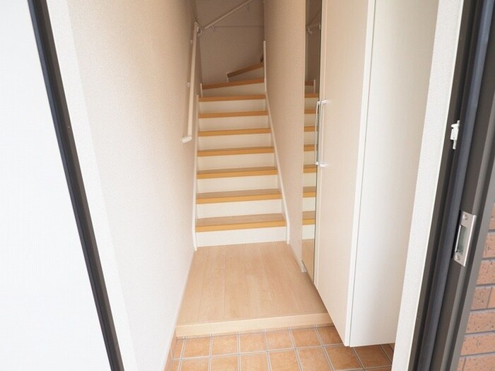 物件内観写真10　(玄関)