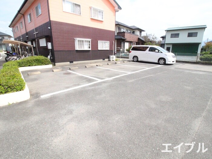 物件外観写真3　(駐車場)