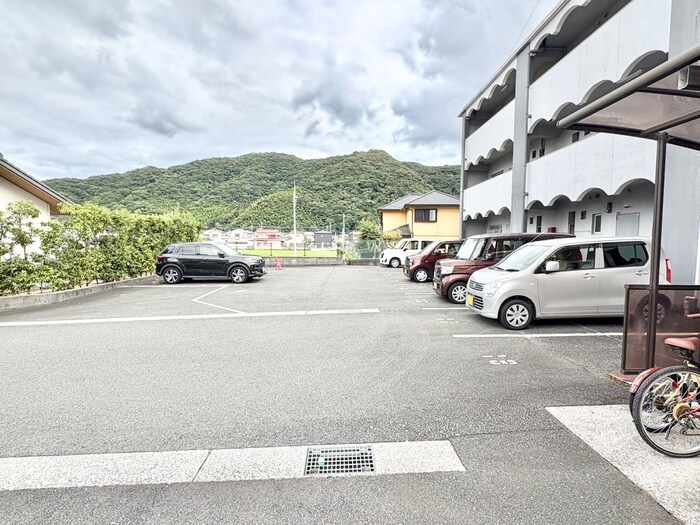 物件外観写真4　(駐車場)