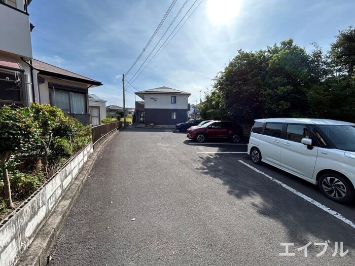 物件外観写真5　(駐車場)