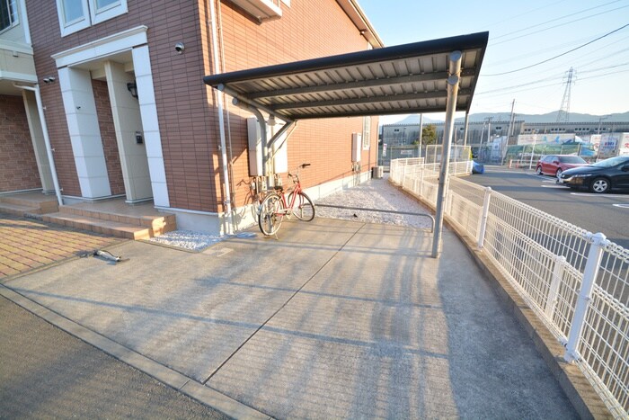 物件外観写真2　(駐輪場)