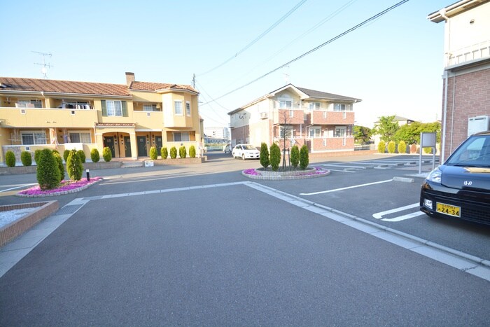 物件外観写真3　(駐車場)