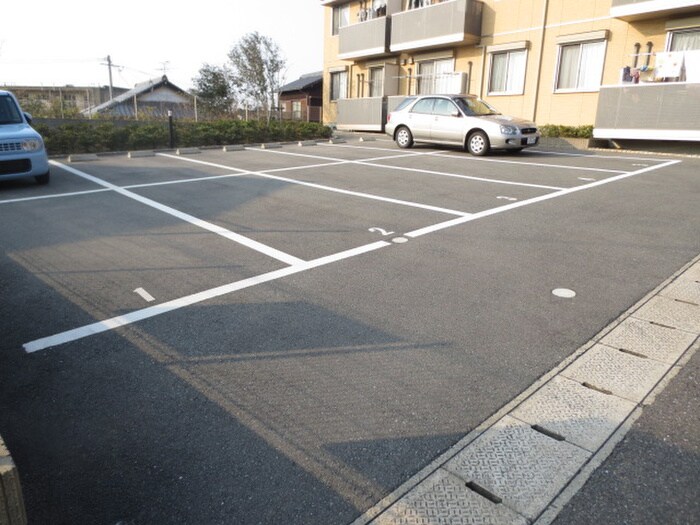 物件外観写真2　(駐車場)