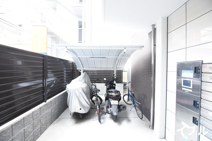 物件外観写真4　(バイク置き場)