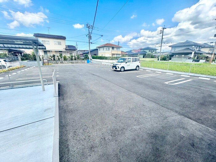 物件外観写真2　(駐車場)