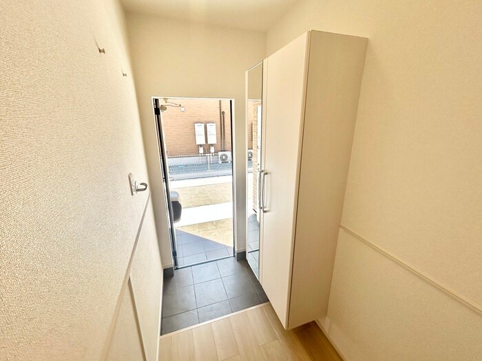 物件内観写真13　(玄関)