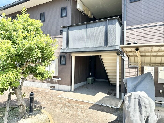 物件外観写真3　(エントランス部分)