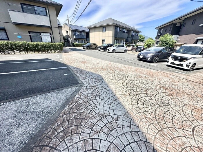 物件外観写真5　(駐車場)