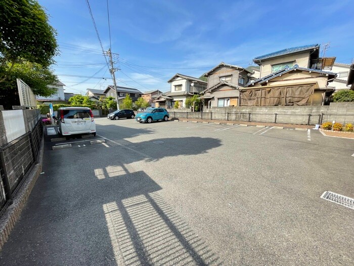 物件外観写真2　(駐車場)